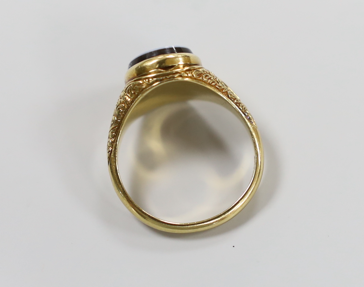 A late Victorian 18ct gold and sardonyx set mourning ring, with engraved initials, the hinged ring head opening to reveal plaited hair?, size Q/R, gross weight 10 grams.